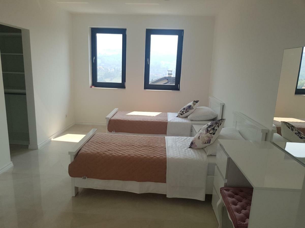 Villa Mensur,s *