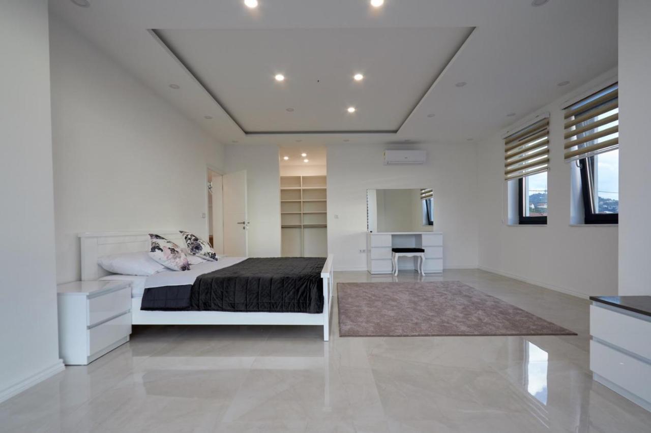 Villa Mensur,s *